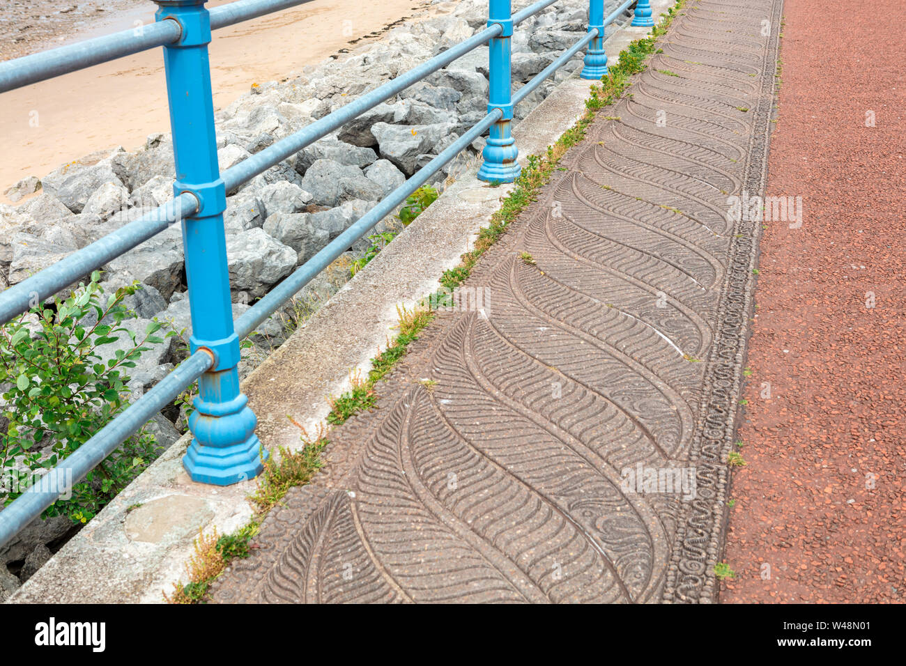 Detail der Vogelfedern Dekoration entlang der Strandpromenade in Morecambe, Lancashire. Stockfoto