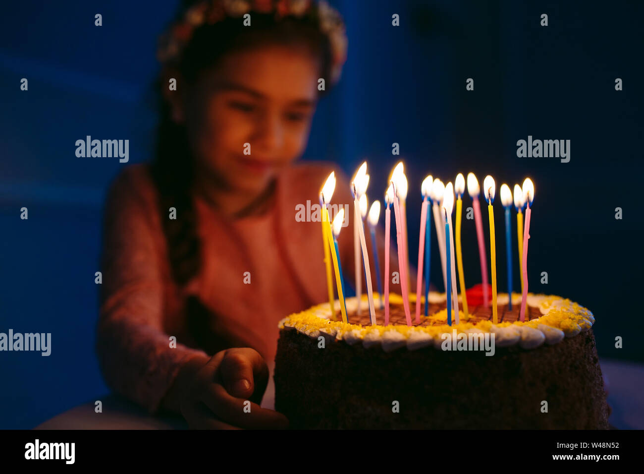 Geburtstag Ein Kleines Susses Madchen Blast Kerzen Auf Den Stoke Stockfotografie Alamy