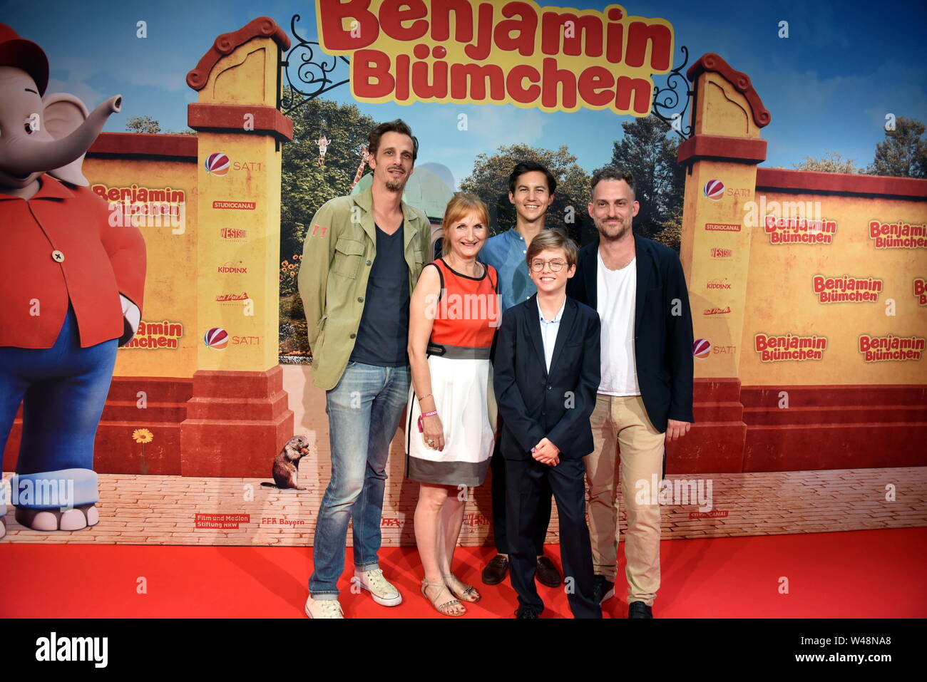 Köln, Deutschland. 20. Juli 2019. Die Schauspieler Max von Thun (Hans), l-r, Petra Nadolny (Frau Meier), Tim Oliver Schultz (Wärter Karl), Manuel Santos Gelke (Otto) und Johannes Suhm (Franz) kommen auf die Premiere des Films 'Benjamin Blümchen' im Cinedom. Credit: Horst Galuschka/dpa/Alamy leben Nachrichten Stockfoto