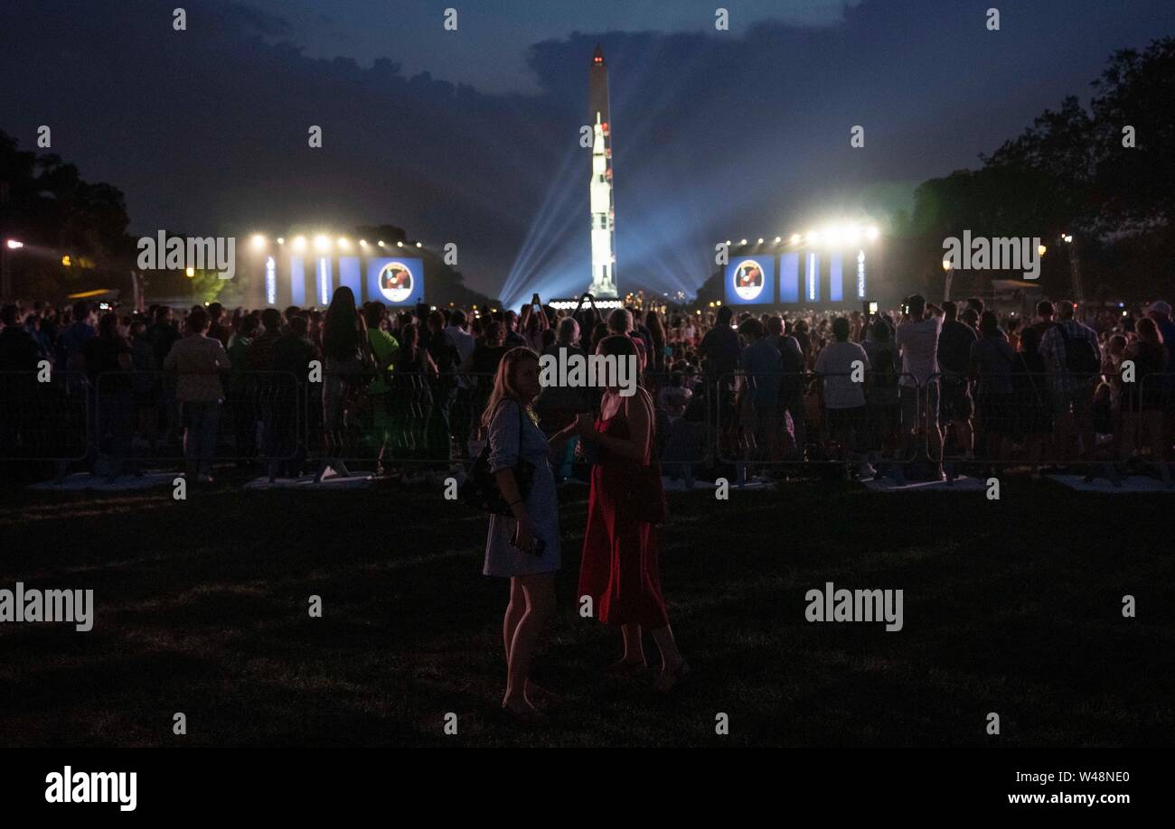 Washington, USA. 20. Juli 2019. Ein Bild von einer Saturn V Rakete, die verwendet wurde, um während der Apollo 11 Mondlandung Mission, auf dem Washington Monument in Washington, DC, USA, 20. Juli 2019 projiziert wird. Die Projektion ist der 50. Jahrestag der Mondlandung von Apollo 11 zu feiern. Quelle: Liu Jie/Xinhua/Alamy leben Nachrichten Stockfoto
