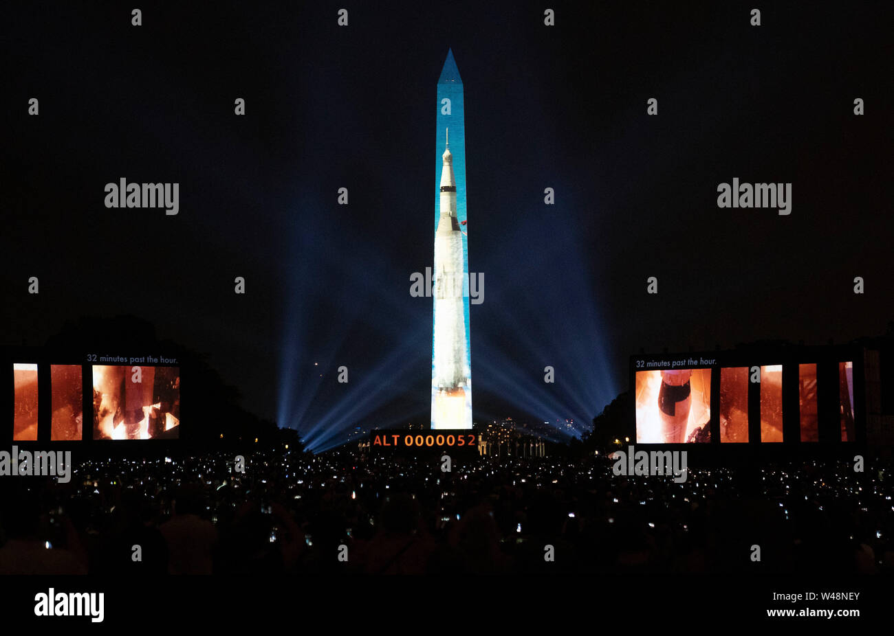 Washington, USA. 20. Juli 2019. Ein Bild von einer Saturn V Rakete, die verwendet wurde, um während der Apollo 11 Mondlandung Mission, auf dem Washington Monument in Washington, DC, USA, 20. Juli 2019 projiziert wird. Die Projektion ist der 50. Jahrestag der Mondlandung von Apollo 11 zu feiern. Quelle: Liu Jie/Xinhua/Alamy leben Nachrichten Stockfoto