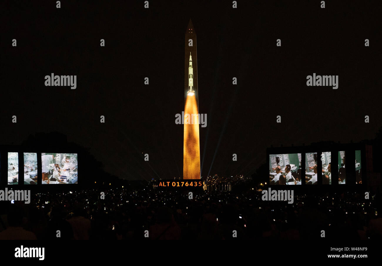 Washington, USA. 20. Juli 2019. Ein Bild von einer Saturn V Rakete, die verwendet wurde, um während der Apollo 11 Mondlandung Mission, auf dem Washington Monument in Washington, DC, USA, 20. Juli 2019 projiziert wird. Die Projektion ist der 50. Jahrestag der Mondlandung von Apollo 11 zu feiern. Quelle: Liu Jie/Xinhua/Alamy leben Nachrichten Stockfoto