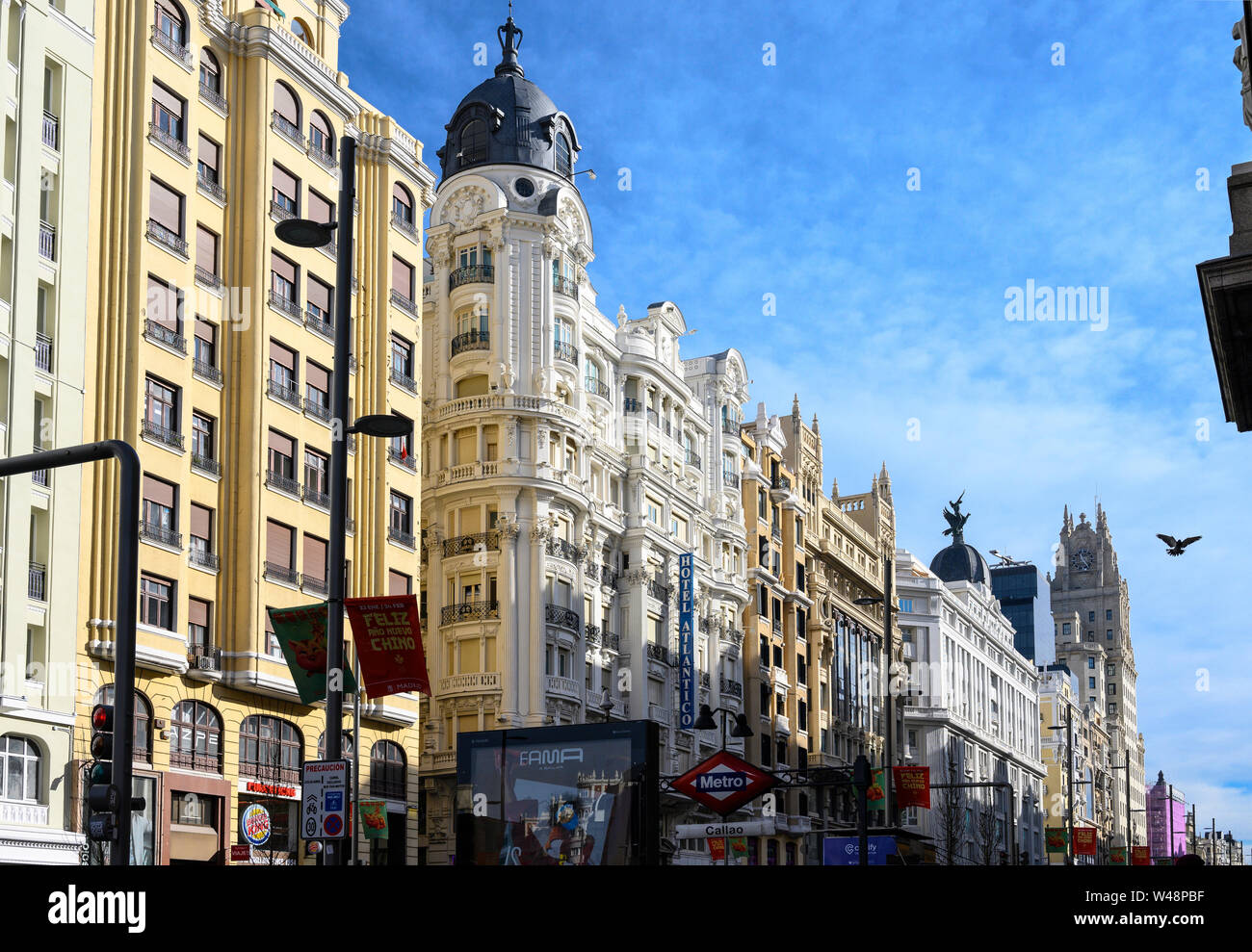 Suche entlang der Gran Via, im Herzen von Madrids Einkaufsviertel, gegenüber der Telefonica Gebäude, von Callao Metro Station. Madrid, Spanien Stockfoto