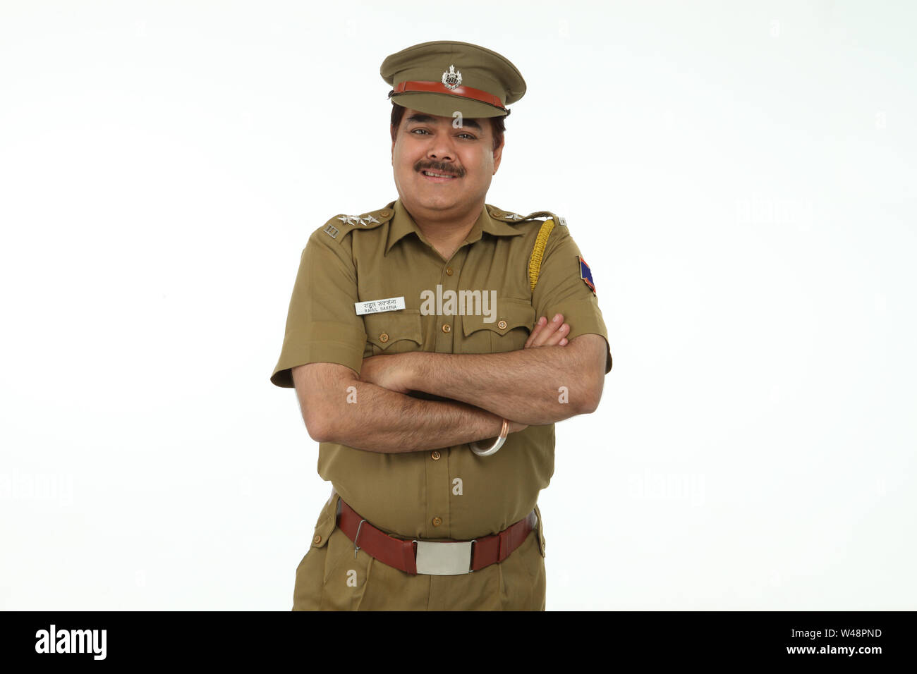 Polizist stand mit verschränkten Armen Stockfoto