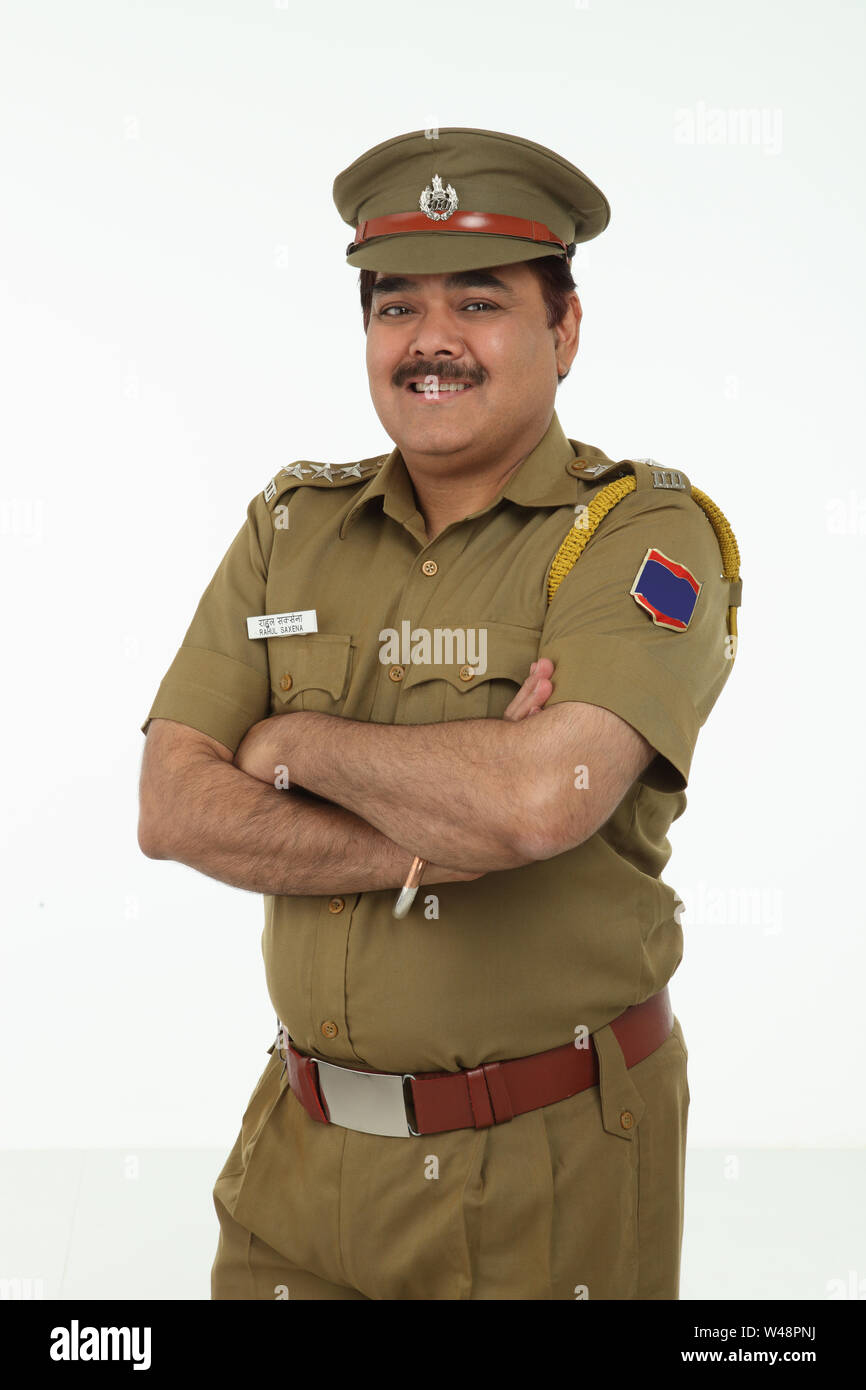 Polizist stand mit verschränkten Armen Stockfoto