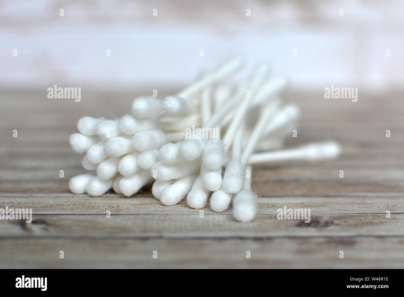 Bündel weißer Wattestäbchen ohne Kunststoff auf Holz- Hintergrund Stockfoto