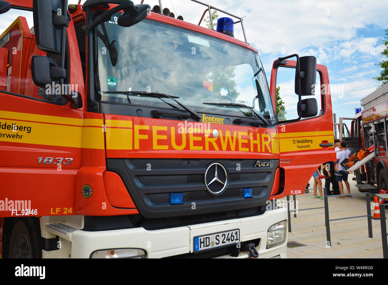 Heidelberg, Deutschland - Juli 2019: Gegenüber der roten Deutschen Löschfahrzeug mit geöffneten Türen vorne Stockfoto