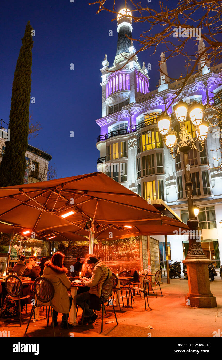 Cafe Tabellen in der Plaza de Santa Ana mit der Reina Victoria Hotel im Hintergrund, zentral, Madrid, Spanien Stockfoto