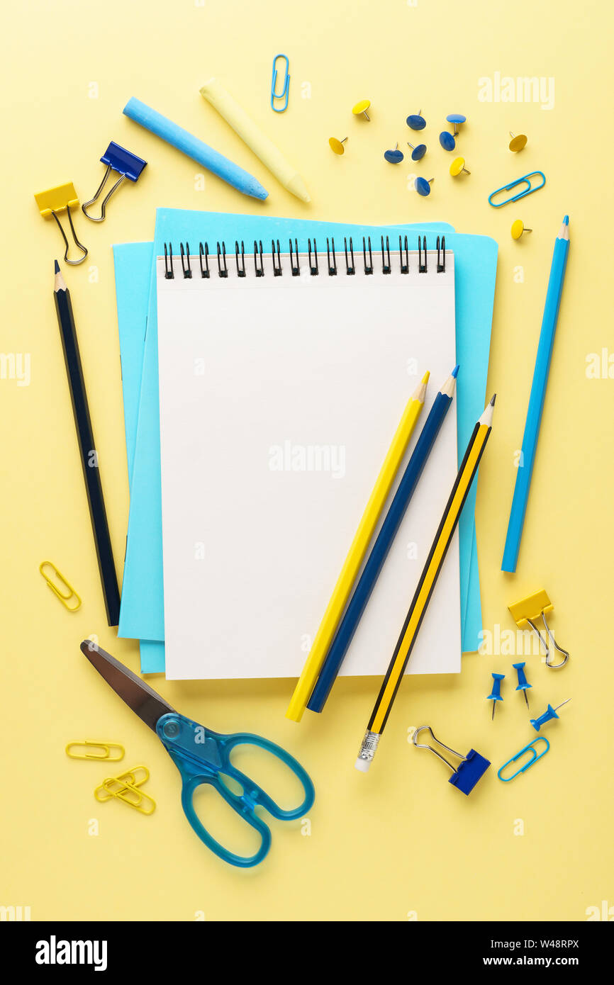 Schule Notebook und verschiedenen Blau und Gelb Schreibwaren. Zurück zum Konzept der Schule. Kopieren Sie Platz. Stockfoto