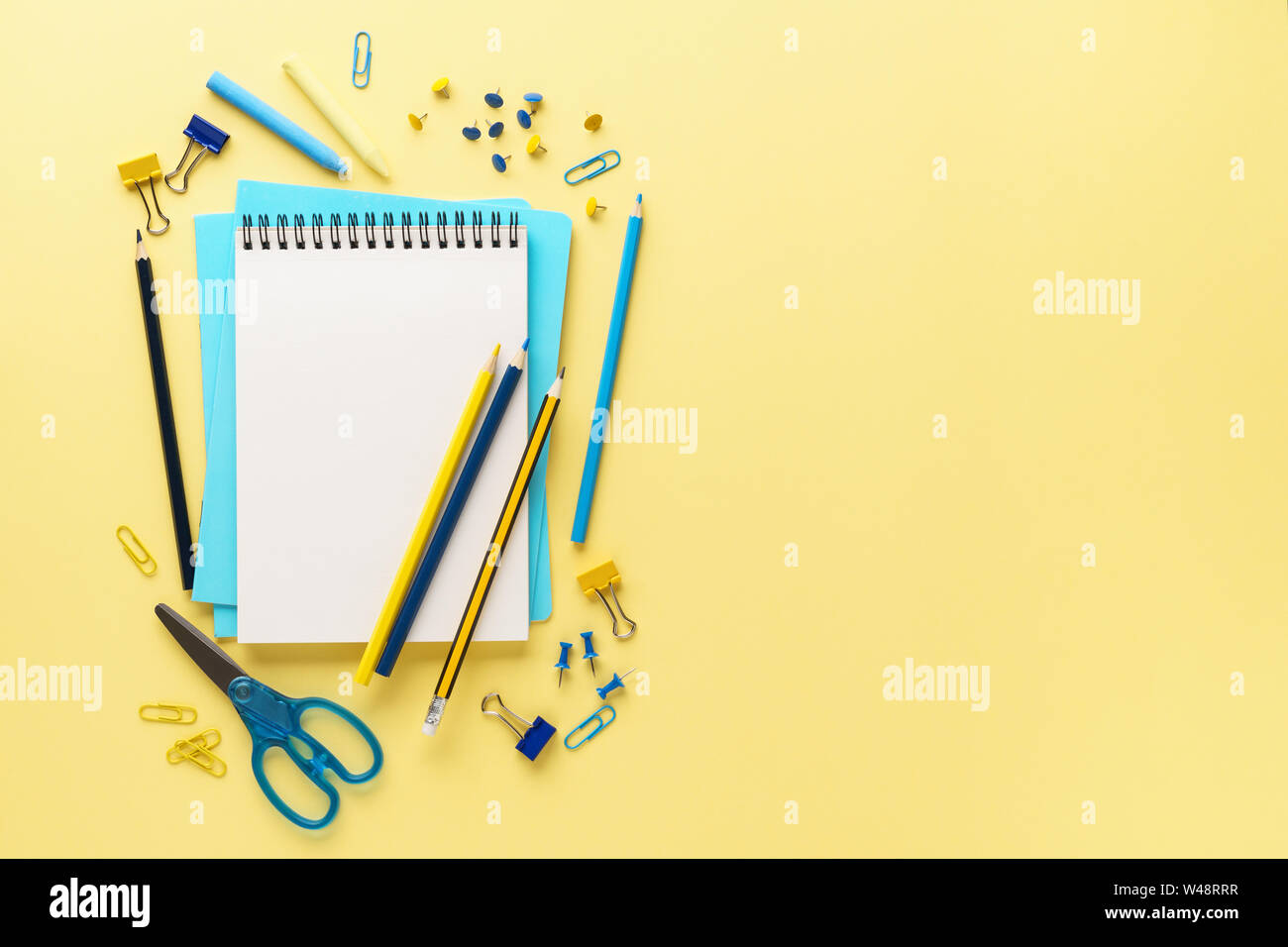Satz von verschiedenen bunten Schule Schreibwaren und Zubehör auf gelben Hintergrund. Kopieren Sie Platz. Stockfoto