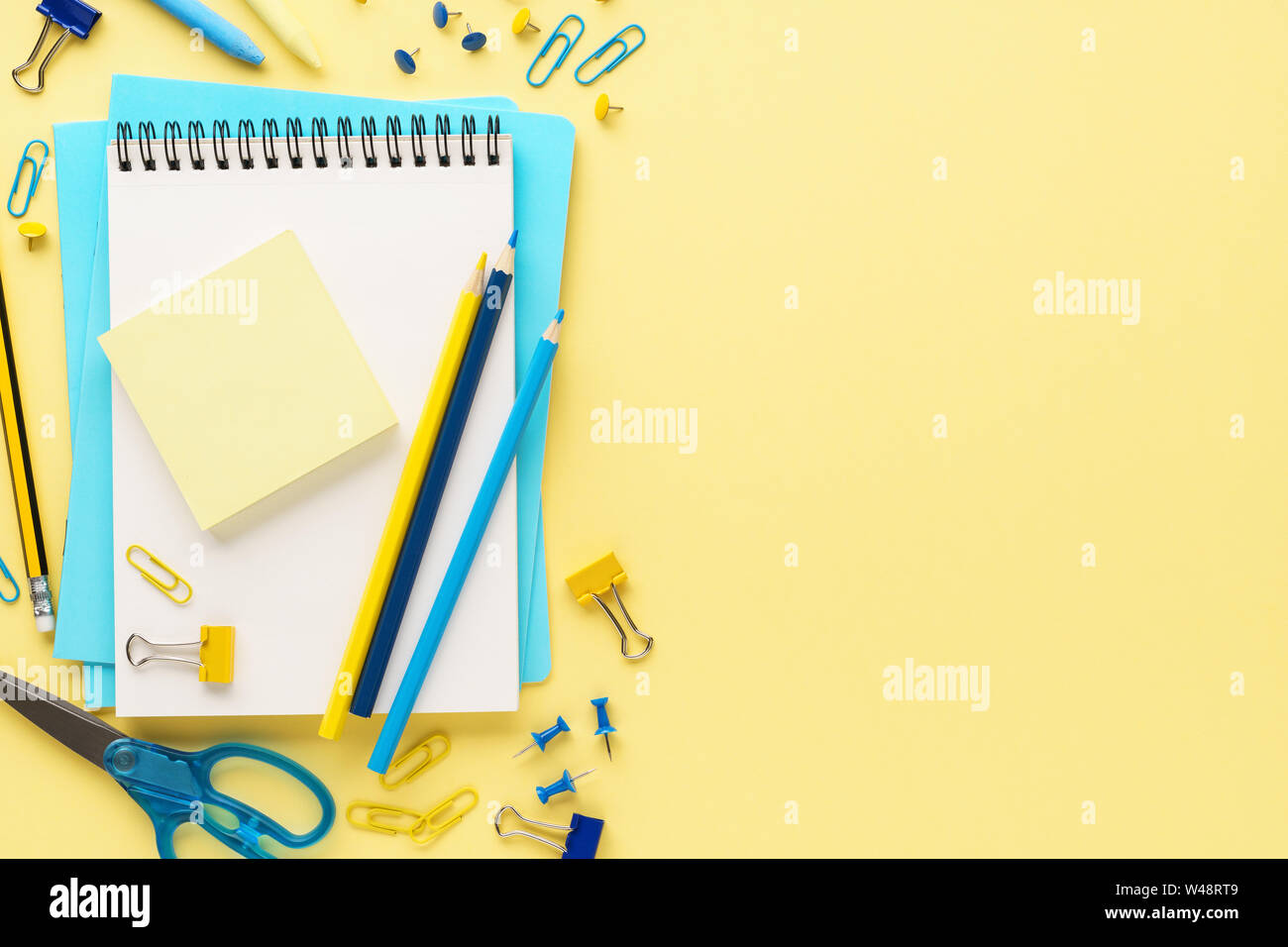 Satz von verschiedenen bunten Schule Schreibwaren und Zubehör auf gelben Hintergrund. Zurück zu Schule verkauf Konzept. Stockfoto