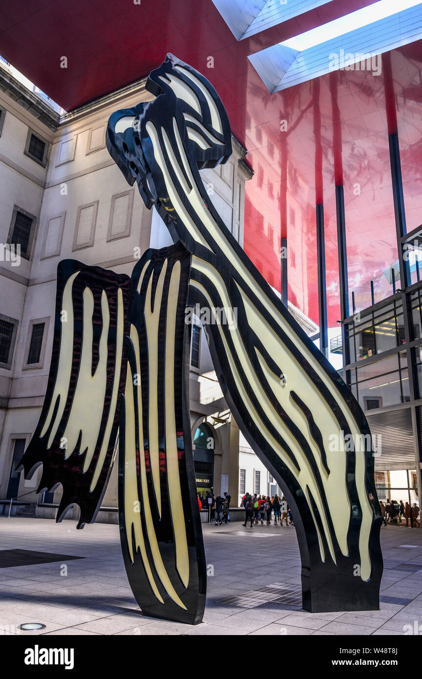 Roy Lichtensteins Pinselstrich Skulptur in der futuristischen Flügel von Architekt Jean Nouvel im Centro de Arte Reina Sofia, Madrid, Spanien, Stockfoto
