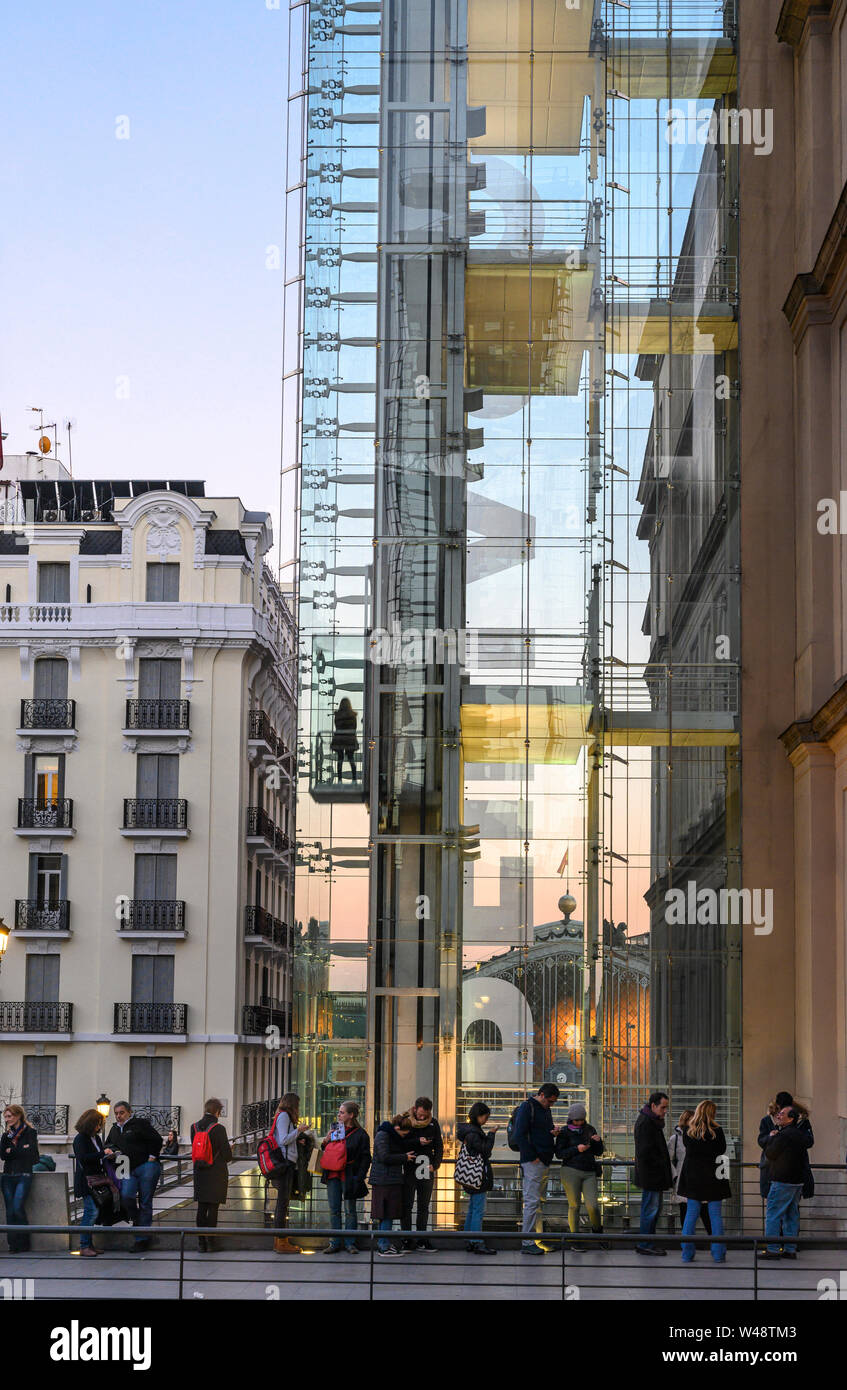 Die Leute Schlange stehen das Centro de Arte Reina Sofia, Kunstgalerie, vom Architekten Jean Nouvel, Madrid, Spanien, Stockfoto
