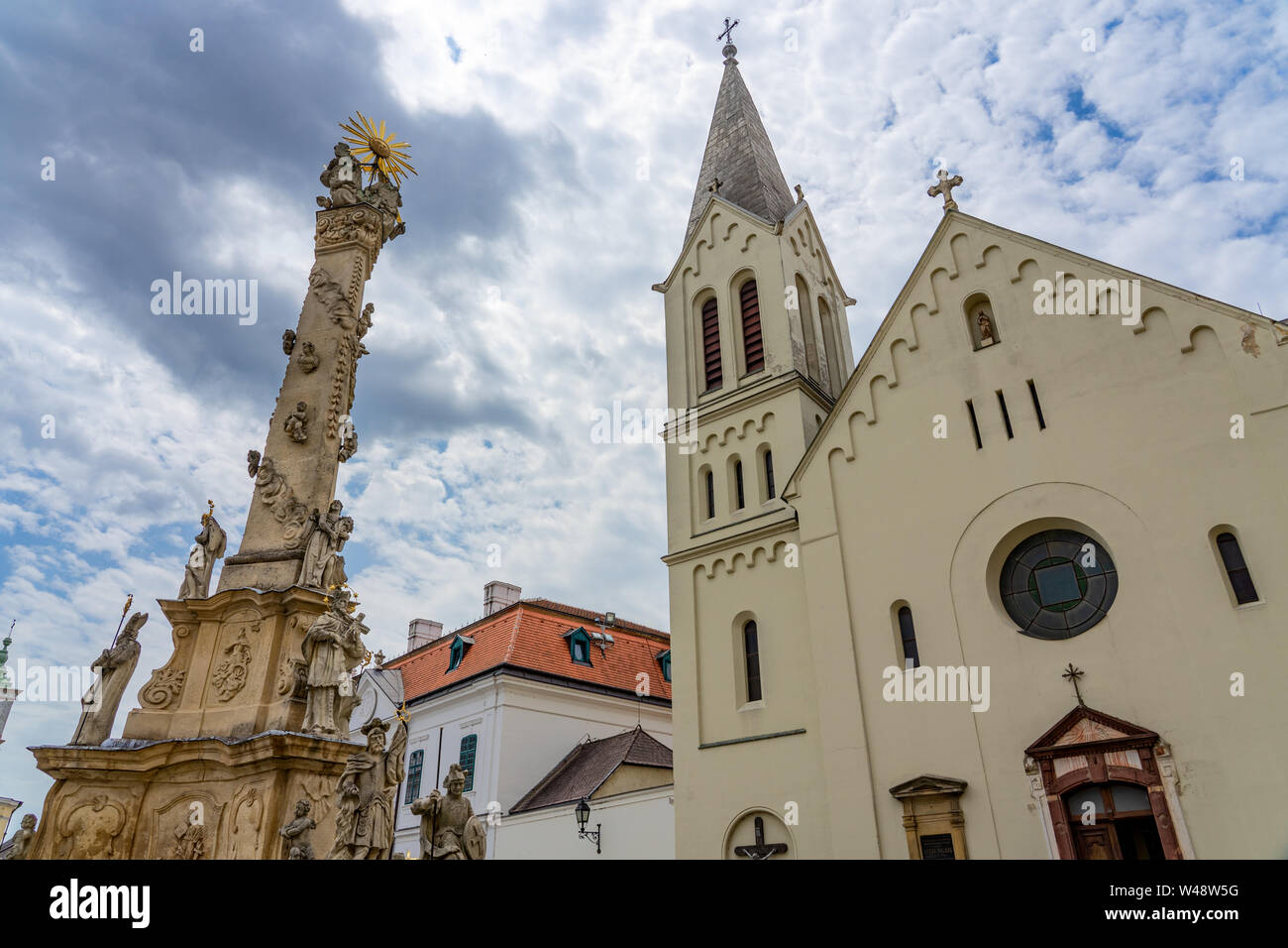 Blick auf die stadt Veszprem mit König Stephan dem Heiligen Kathedrale und Trinity Statue Stockfoto