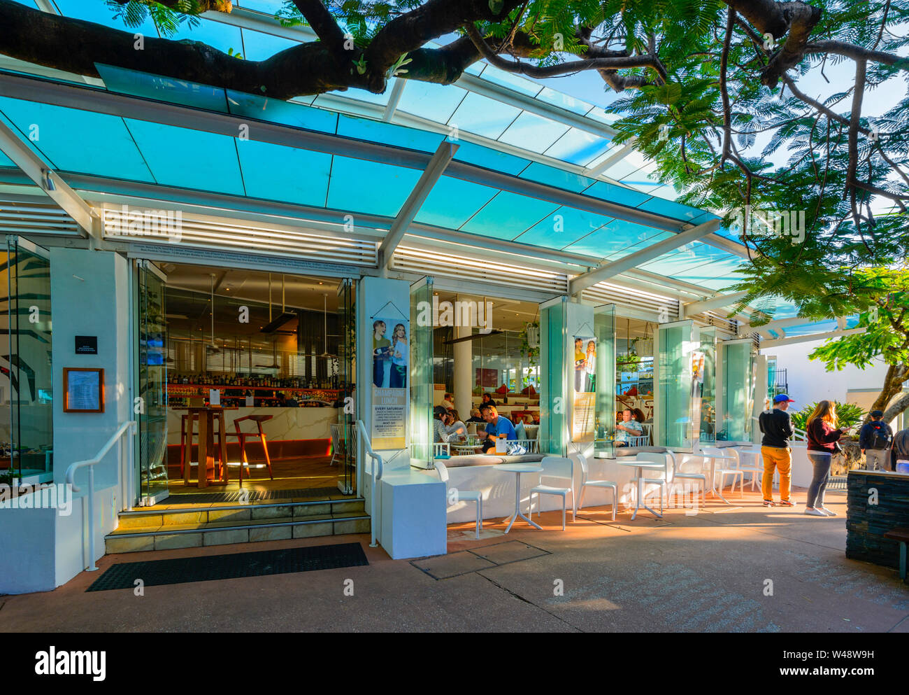 Von außen ein trendiges Restaurant in beliebten touristischen Hastings Street, Noosa Heads, Sunshine Coast, Queensland, Queensland, Australien Stockfoto