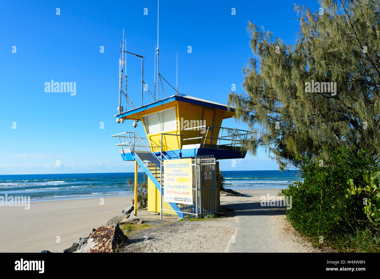 Bunte Rettungsschwimmer' Tower in Noosa Heads Hauptstrand, Sunshine Coast, Queensland, Queensland, Australien beobachten Stockfoto