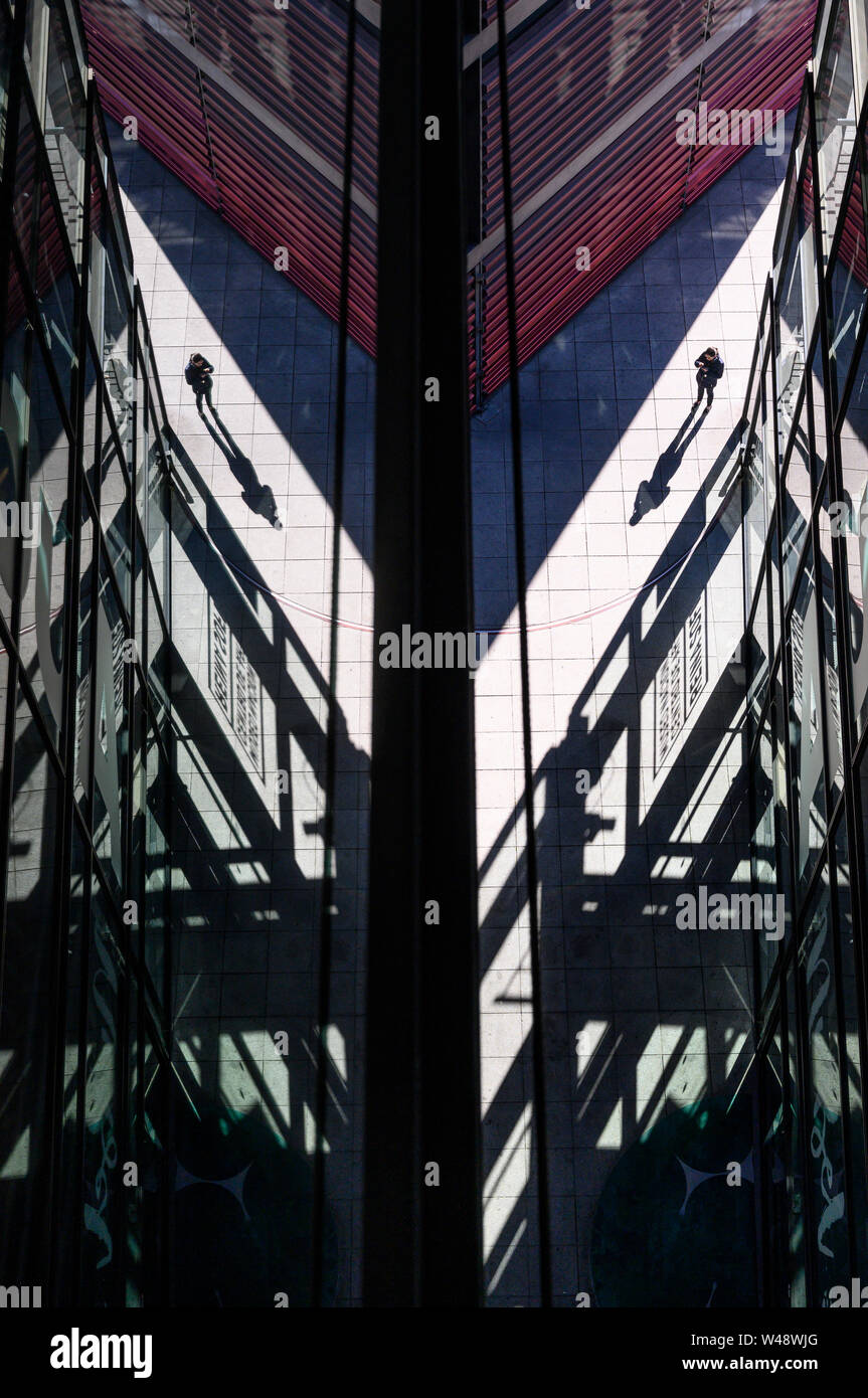 Reflexionen in der Kunst des neuen futuristischen Flügel von Architekt Jean Nouvel im Centro de Arte Reina Sofia in Madrid, Spanien, Stockfoto