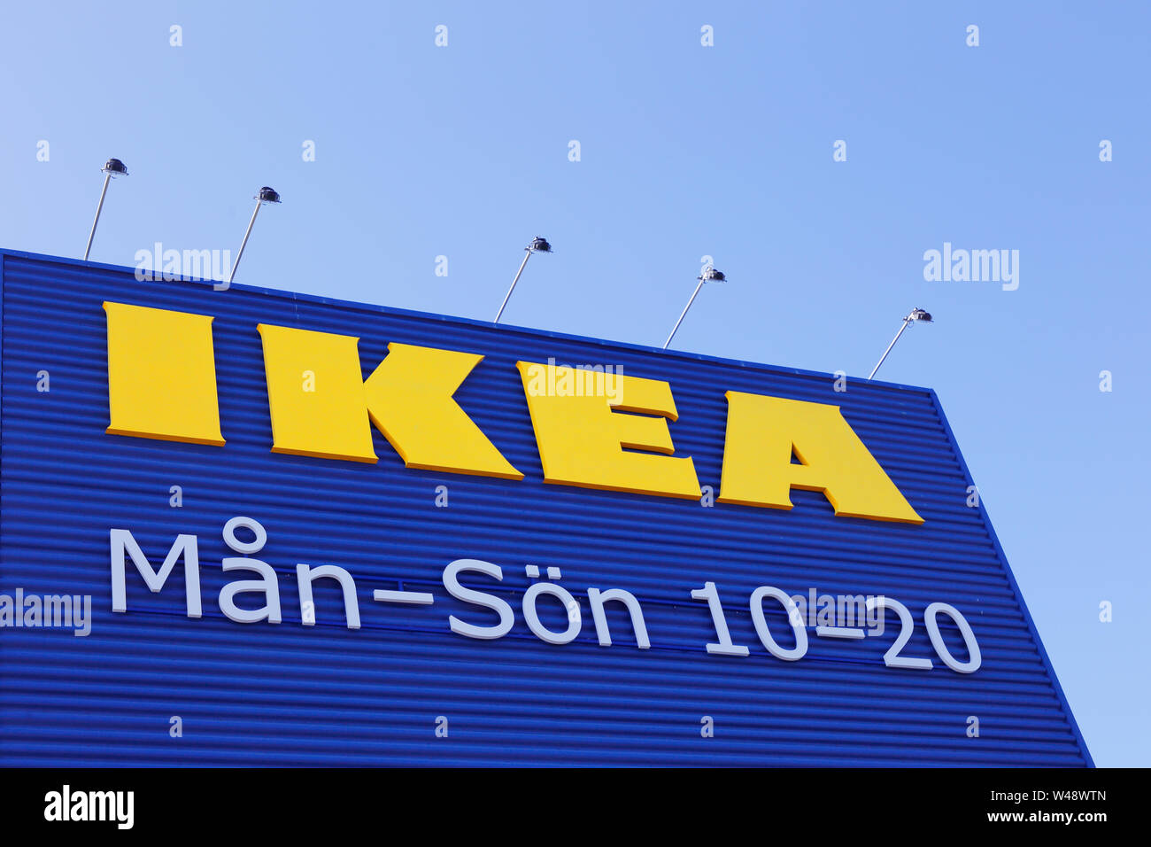 XŠKungens kurva, Schweden - 11. Juli, 2019: Close-up des IKEA Einrichtungshauses in Kungens Kurva äußeres Zeichen mit Druck-untergrenze Stunden angezeigt. Stockfoto