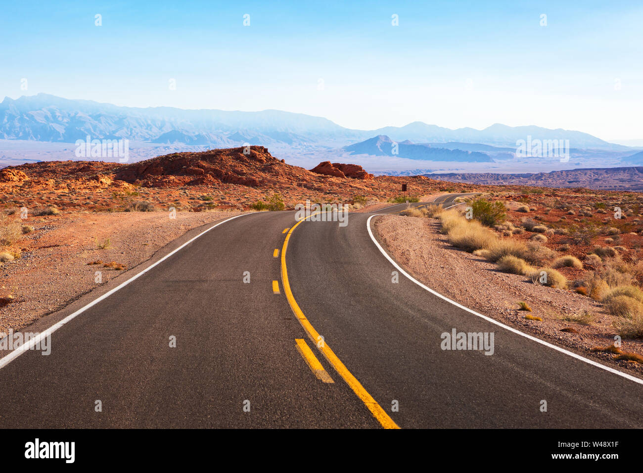 Kurvenreiche Straße durch die Wüste Landschaft. Weißen Kuppeln Straße (die Maus Tank Road), Nevada, United States. Stockfoto