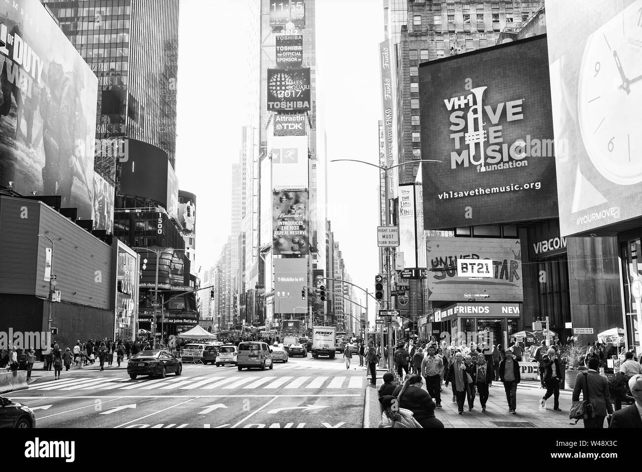 New York City, Vereinigte Staaten - 2 November, 2017: Manhattan der 7. Avenue in der Nähe des Time Square. Schwarz und Weiß. Stockfoto