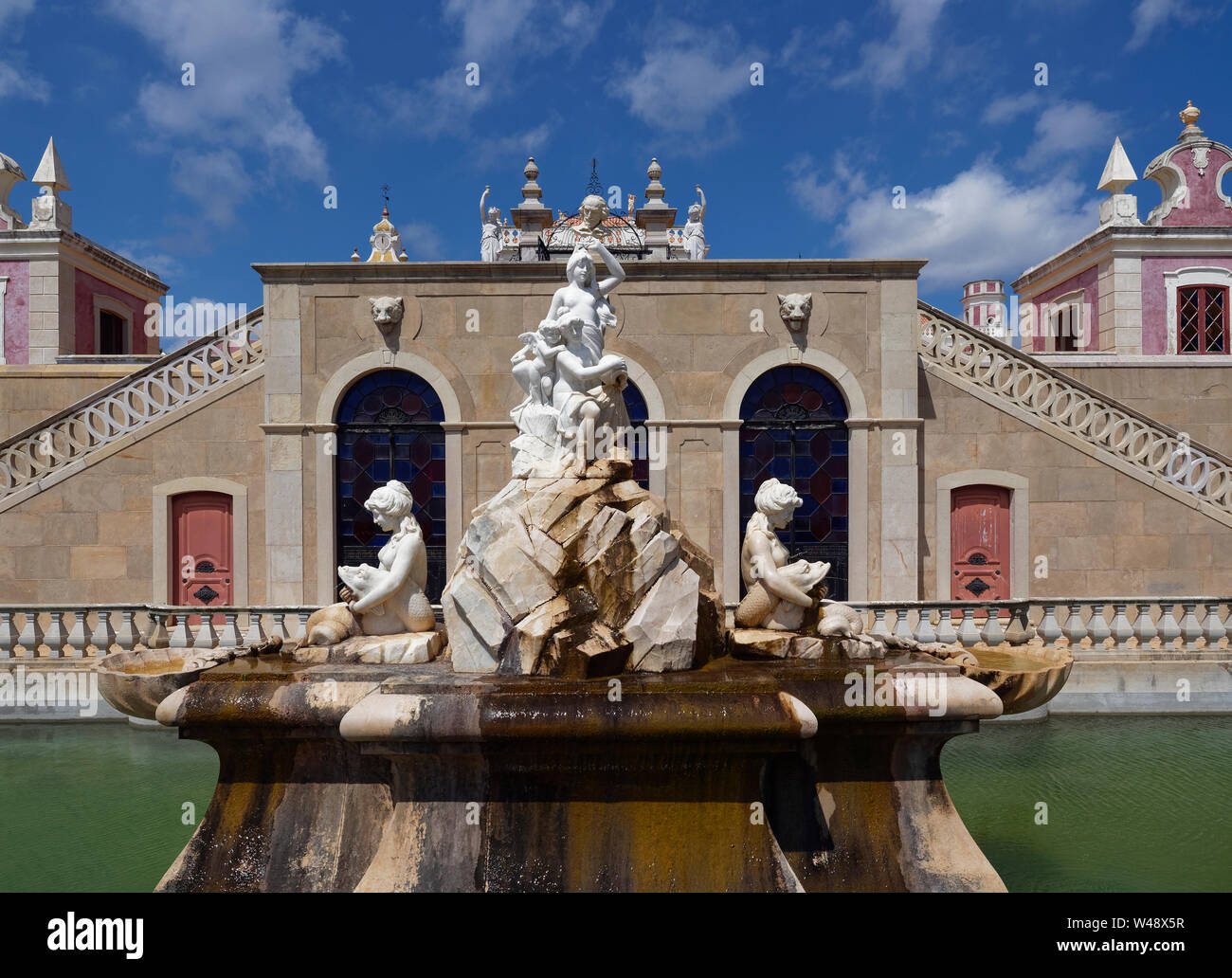 Details von einem der vielen hoch dekorierte Statuen und Brunnen in den weitläufigen Gärten des Estoi Palace Hotel gefunden. Estoi, Portugal. Stockfoto
