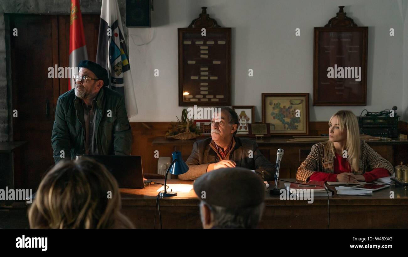 KARRA ELEJALDE, RAMON BAREA und INGRID GARCIA JOHNSON in LA PEQUEÑA SUIZA (2019), unter der Regie von KEPA SOJO. Credit: Nadie es perfecto/Stopline Filme/Kuttuna Filmak/TVE/Album Stockfoto