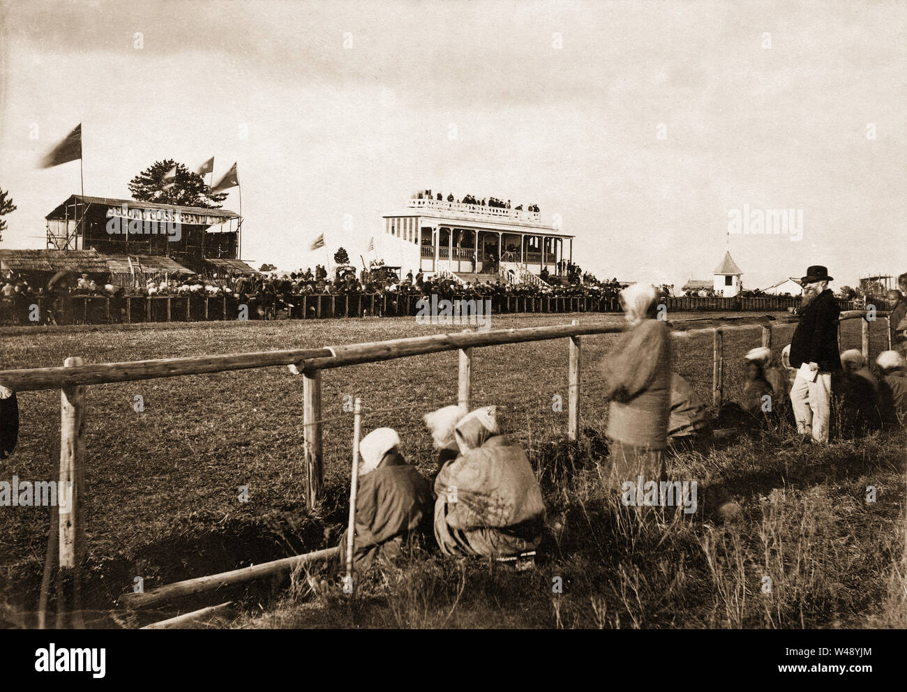 [1870s Japan - Japans erste moderne Galopprennbahn] - Das Grand stand auf der Negishi Race Course (根岸競馬場) in Yokohama, Kanagawa Präfektur. Es wurde von den ausländischen Gemeinschaft in Yokohama 1866 gegründet (keio 2). 1943 (Showa 18), die natürlich in den Besitz der Imperialen Streitkräfte und Pferderennen für immer hier gestoppt. Dieses Foto wurde in den Fernen Osten von Mittwoch, November 16, 1870 (Vol. 1, Nr. 12) veröffentlicht. Das Magazin wurde in Yokohama zwischen 1870 (Meiji 3) und 1878 (Meiji 11) veröffentlicht. 19 Vintage albumen Foto. Stockfoto