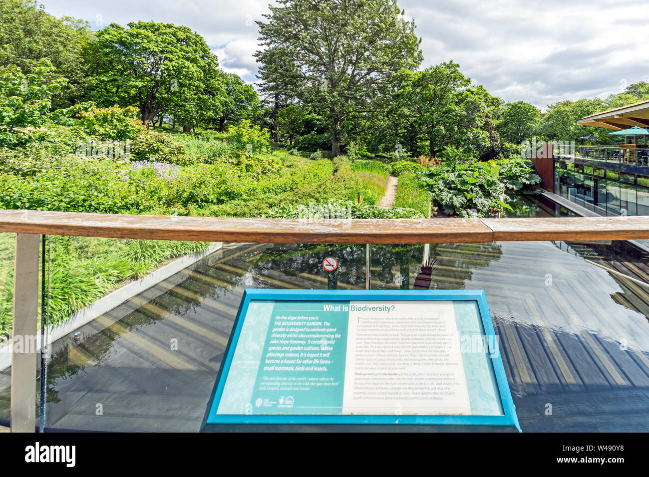 Blick über die Biodiversität Garten bei John Hoffnung Gateway im Royal Botanic Garden Edinburgh Schottland Großbritannien Stockfoto