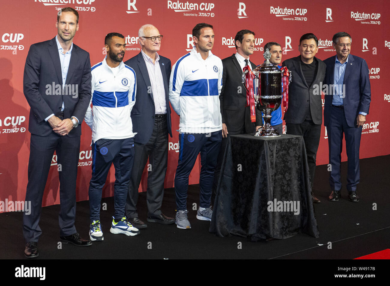 Juli 21, 2019 - Tokio, Japan - (L, R) ehemaliger Fußballprofi Petr Cech, Fußballspieler Ashley Cole, Bruce Buck Vorsitzender des FC Chelsea, Frank Lampard Manager des FC Chelsea, ehemaliger Fußballprofi Juliano Belletti, Ernesto Valverde Manager des FC Barcelona, Mickey Mikitani, Chairman und CEO von Rakuten und Josep Maria Bartomeu Präsident des FC Barcelona, bedeuten für die Kameras mit dem Rakuten Cup Trophäe bei einem Empfang Party bei ANA InterContinental Tokyo. Fußball-Teams des FC Barcelona und dem FC Chelsea kam nach Japan in der ''Rakuten Cup'' teilnehmen zu einander zugewandt und auch l Stockfoto