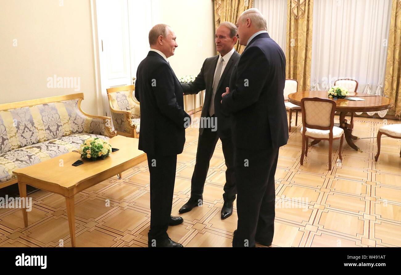 Der russische Präsident Wladimir Putin, Links, und weißrussischen Präsidenten Alexander Lukaschenko, rechts, treffen mit dem Chef der Ukrainischen Wahl der Menschen rechte Partei Viktor Medvedchuk Juli 18, 2019 in St. Petersburg, Russland. Die Gruppe traf sich nach dem Forum der russischen und weißrussischen Regionen treffen. Stockfoto