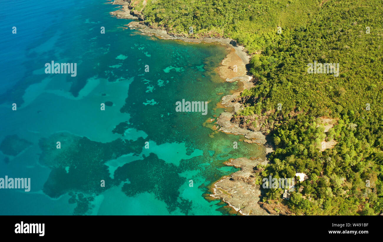 Luftaufnahme türkisfarbenes Wasser in der Lagune mit Korallenriff. Palawan, Philippinen. Seascape Insel und das klare blaue Wasser tropischer Landschaft Stockfoto