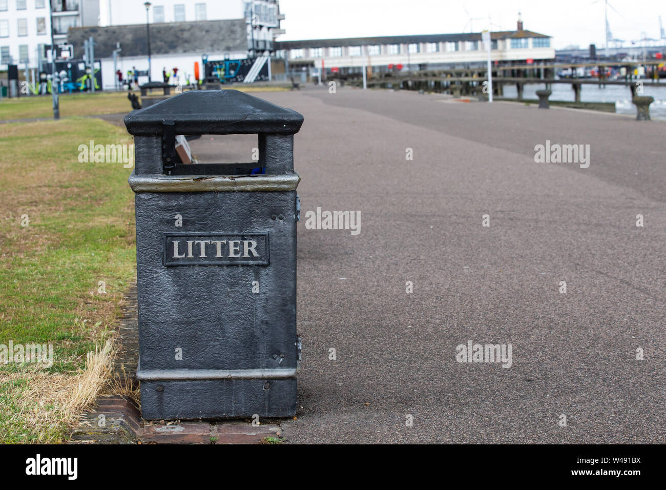 Einem Abfallbehälter auf einem Fußweg neben der Themsemündung. Stockfoto