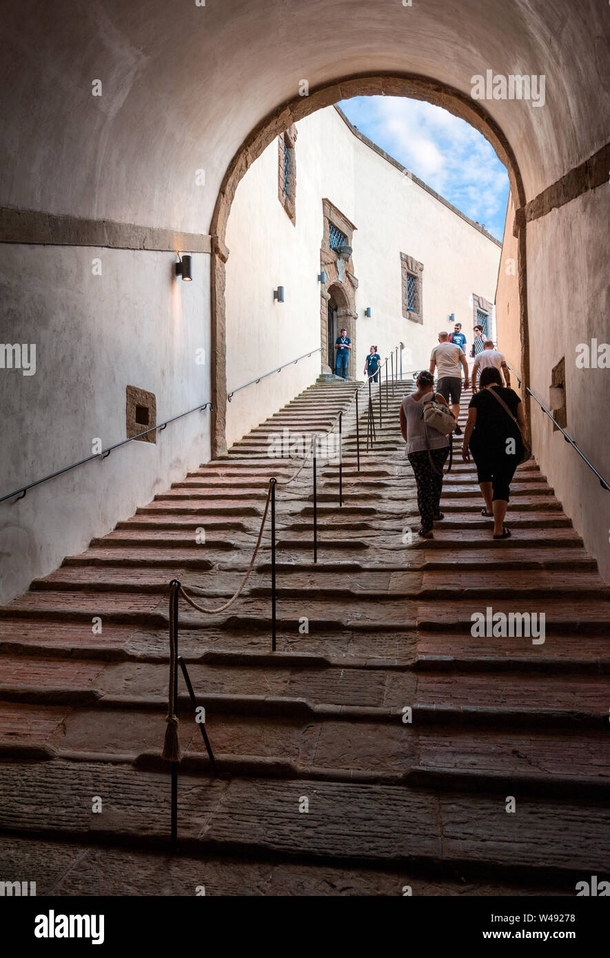 Florenz, Italien - 2019, 7. Juli: Touristen auf der Treppe zu Fort Belvedere, in Florenz, Italien. Stockfoto