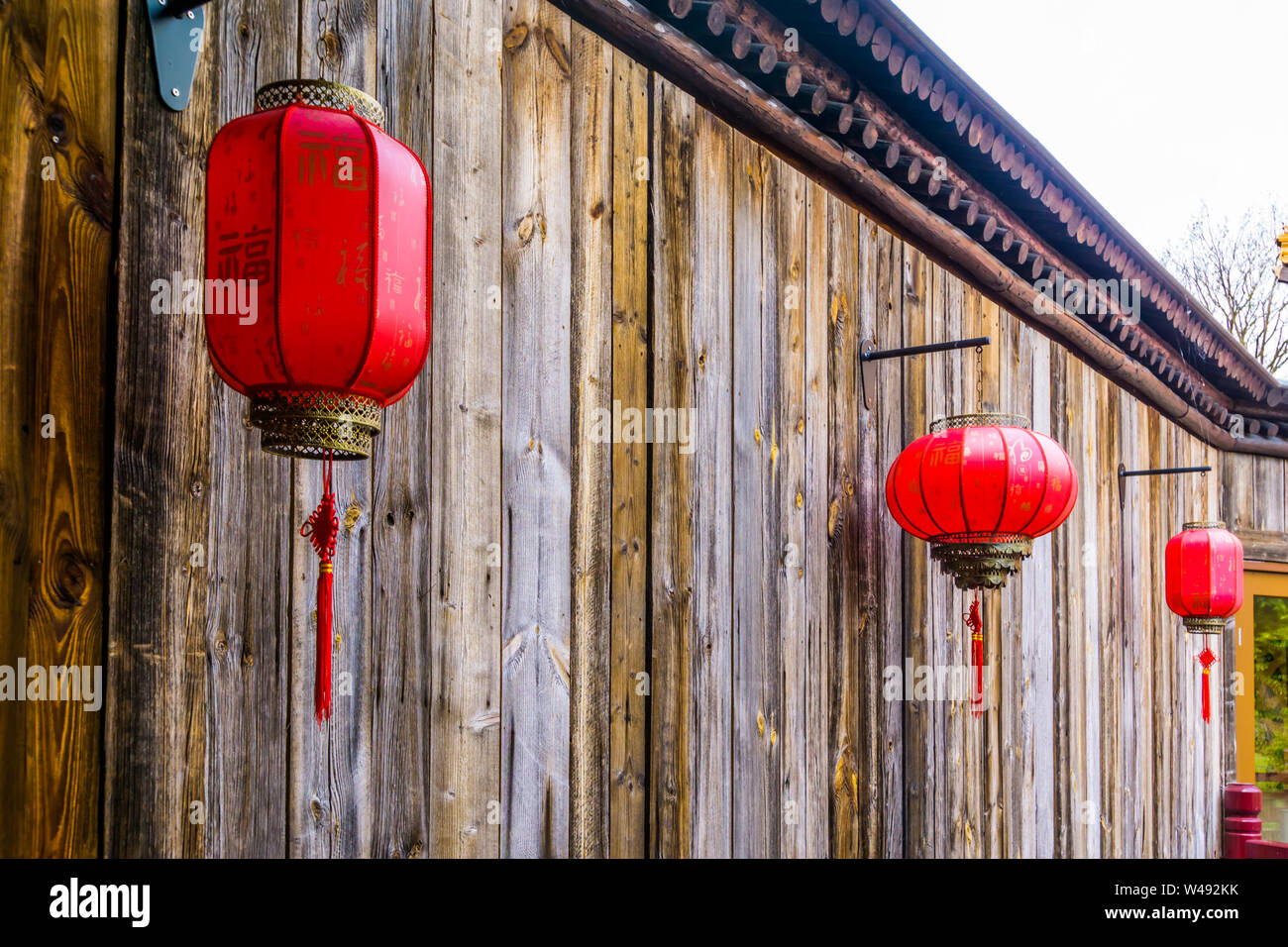 Chinesische Laternen hängen an einer Holzwand, Asiatische neues Jahr tradition Stockfoto