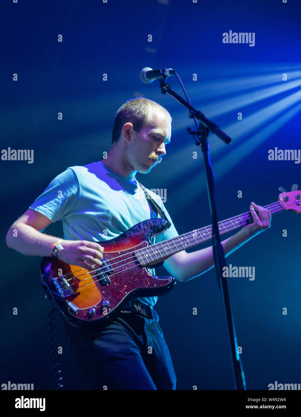 Jack Sanders, Bassspieler, spielte am 21. Juli 2019 mit der SPQR-Band beim Blue Dot Festival 2019 (Jodrell Bank Observatory-Cheshire-UK). Stockfoto