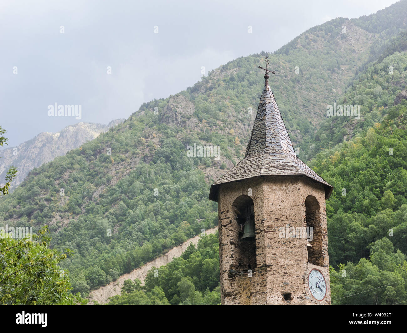 Glockenturm der Kirche. Kleine mittelalterliche Stadt von Tavascan, Pallars Sobira Region. Katalanischen Pyrenäen. Katalonien, Spanien. Stockfoto
