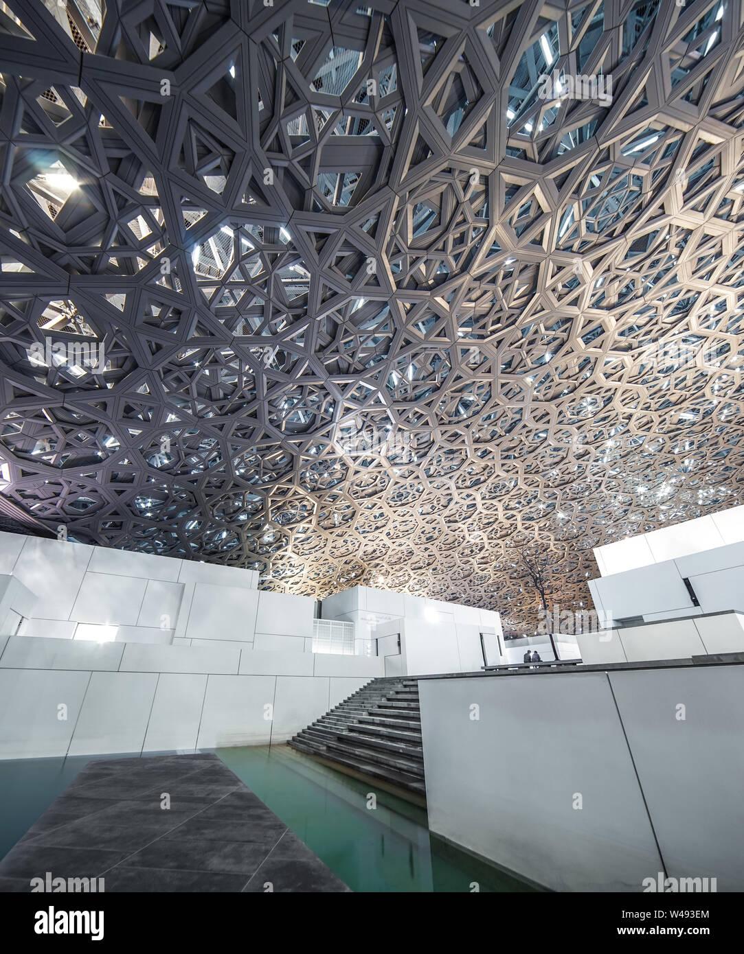 Louvre, Abu Dhabi, Vereinigte Arabische Emirate - Dez. 29, 2017: Innenraum des Louvre Museum, Multilevel Wandergebiet unter einem strukturellen vielschichtige Kuppel Stockfoto