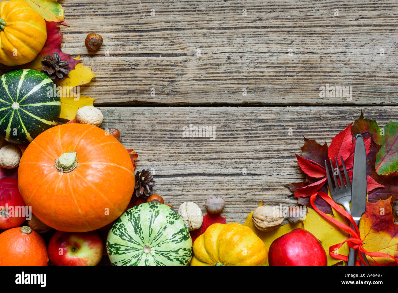 Thanksgiving Tisch mit Geernteten Kürbisse, Äpfel, Nüsse und Blätter im Herbst. Thanksgiving essen Hintergrund. Ansicht von oben mit der Kopie Raum Stockfoto