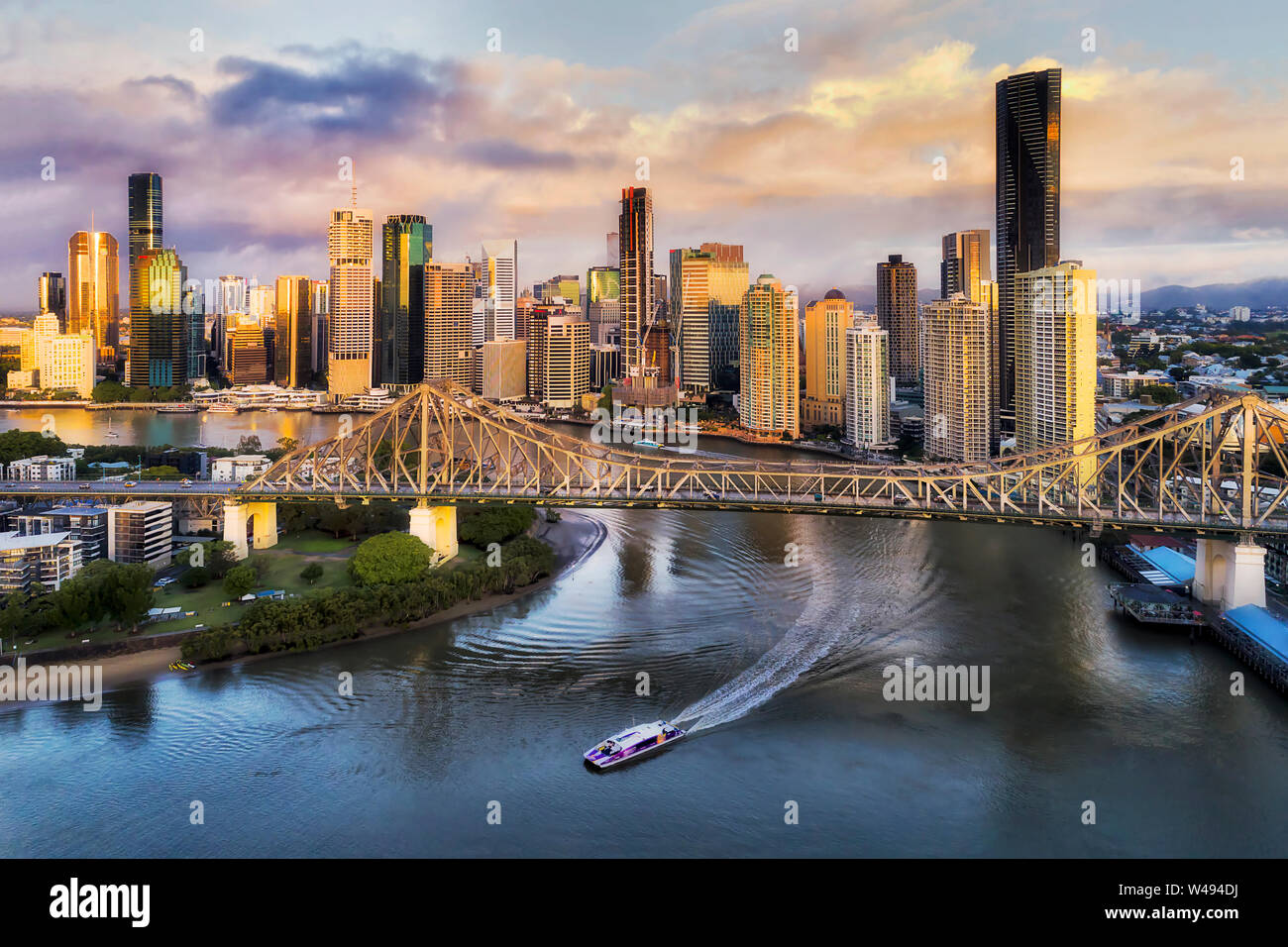 In der Nähe der Story Bridge in Brisbane River Vor Brisbane CBD Hochhaus Geschäfts- und Wohntürme mit schnellen Fähre auf dem Wasser unter t Stockfoto