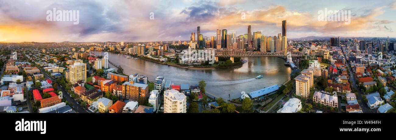 Antenne 180 Grad Panorama um Brisbane CBD hoch aufragenden Türmen Durchgeschleift von Brisbane River mit Story Brücke über. Bunte sunrise Shining ove Stockfoto