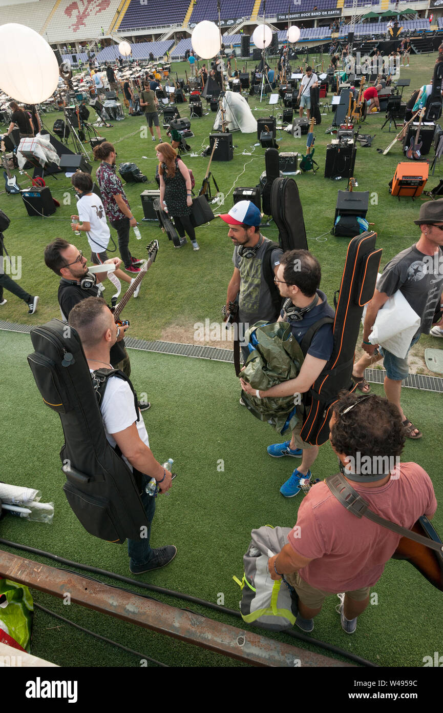 Florenz, Italien - 2018, Juli 21: Gitarrist an der Stadt Stadion Arena während der "Rockin' 1000 - That's Live", die größte Rockband der Welt. Stockfoto