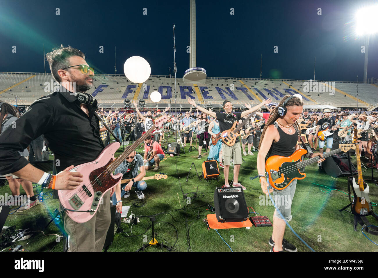 Florenz, Italien - 2018, Juli 21: Musiker im City Stadion Arena während der "Rockin' 1000 - That's Live", die größte Rockband der Welt. Stockfoto