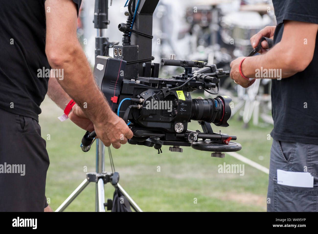 Technische Bediener der Kamera Set Professional Video Kamera auf einem großen Kran Jib Arm, vor dem Schießen. Stockfoto
