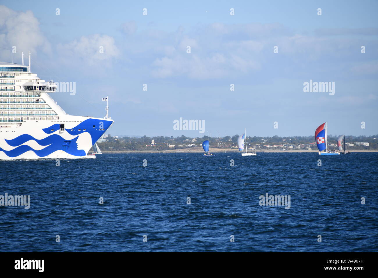 Kreuzfahrtschiff verlässt die Port Phillip Bay mit Segelbooten Melbourne Australien Stockfoto