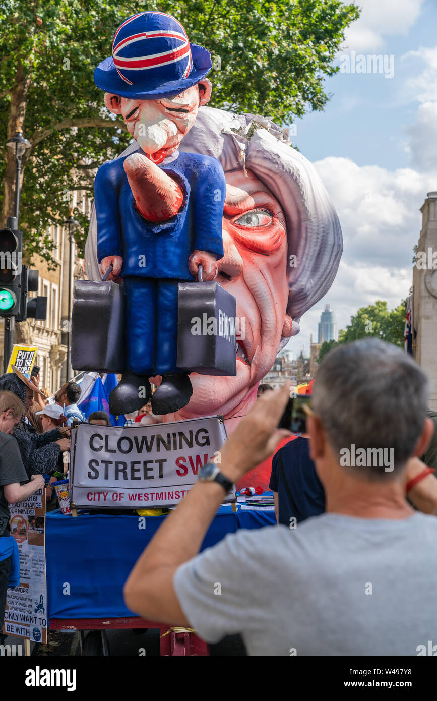 Juli 2019 - London, UK 20. Ein Mann nimmt ein Bildnis des MP von Theresa's können zerstört werden auf Brexit. Stockfoto