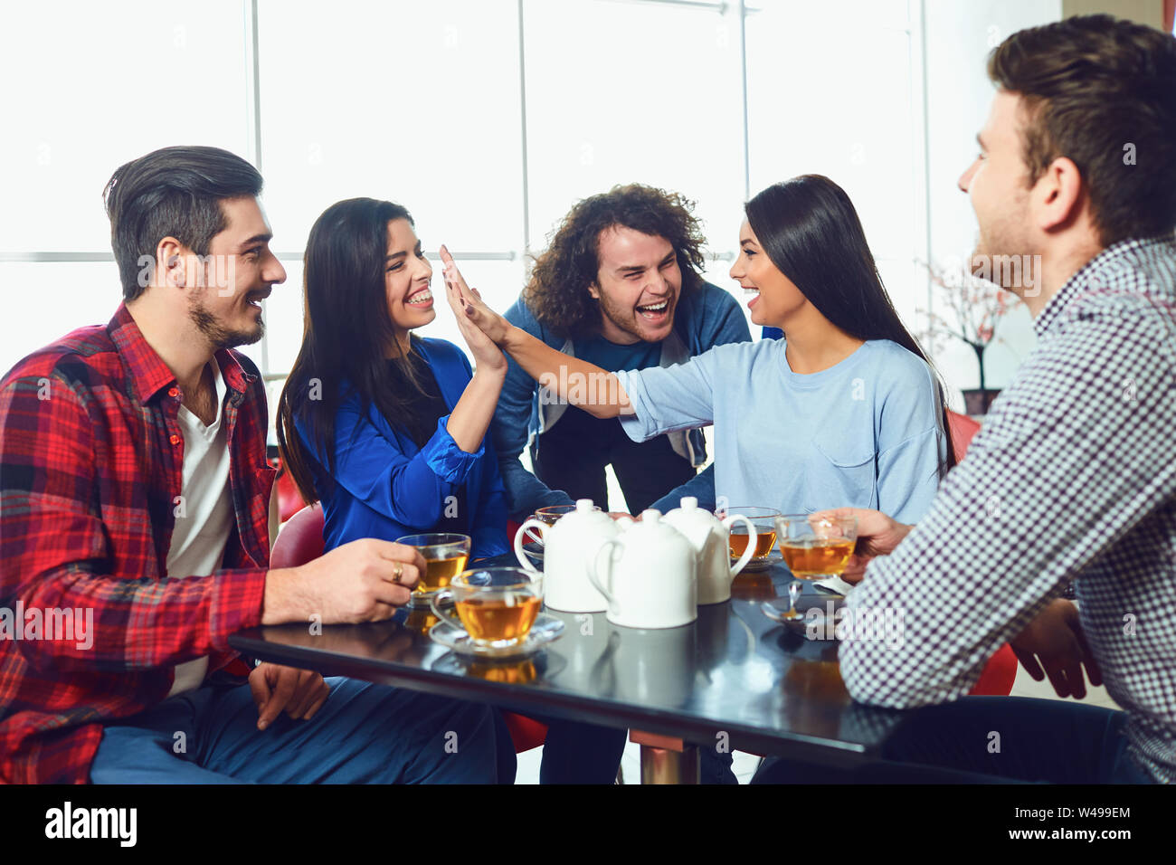 Junge Menschen in einem Restaurant zu kommunizieren. Stockfoto