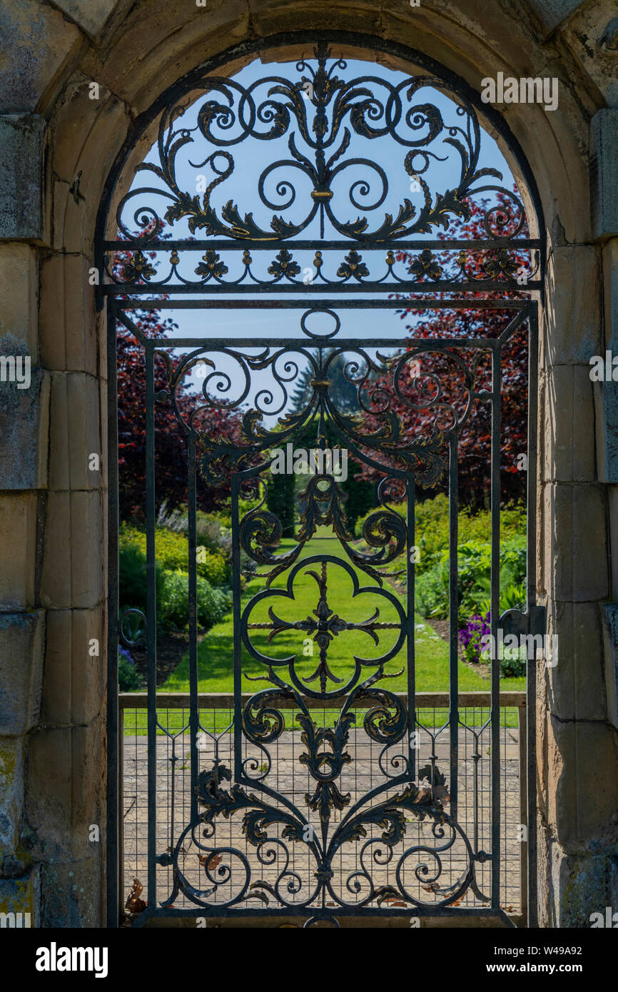 Schmiedeeisernes Tor zu formalen Garten Herrenhaus führende Stockfoto