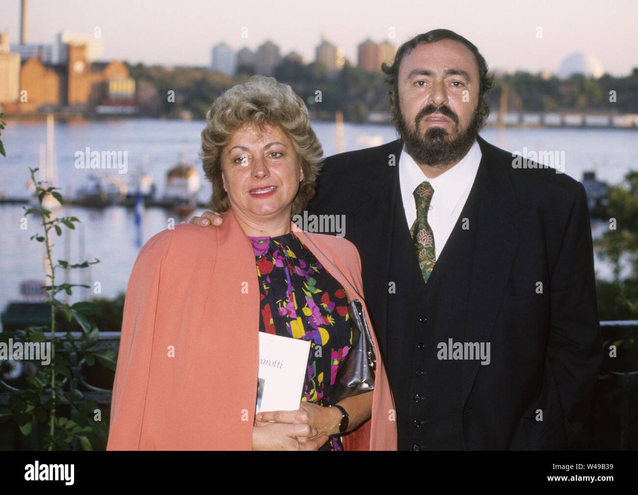 Luciano Pavarotti italienische Opern Tenor ¨ König des Hohen C's und einer der drei tenorswith Frau in Stockholm. Stockfoto