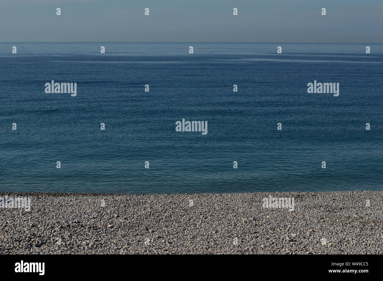 Steiniger Strand in Frankreich - Nizza Stockfoto