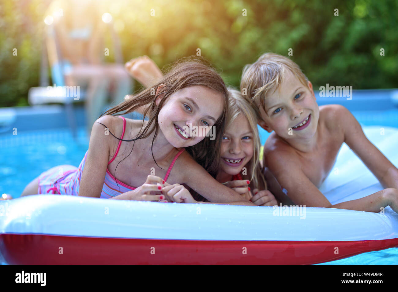 Kinder Haben Spaß Im Pool An Einem Heißen Tag Stockfotografie Alamy